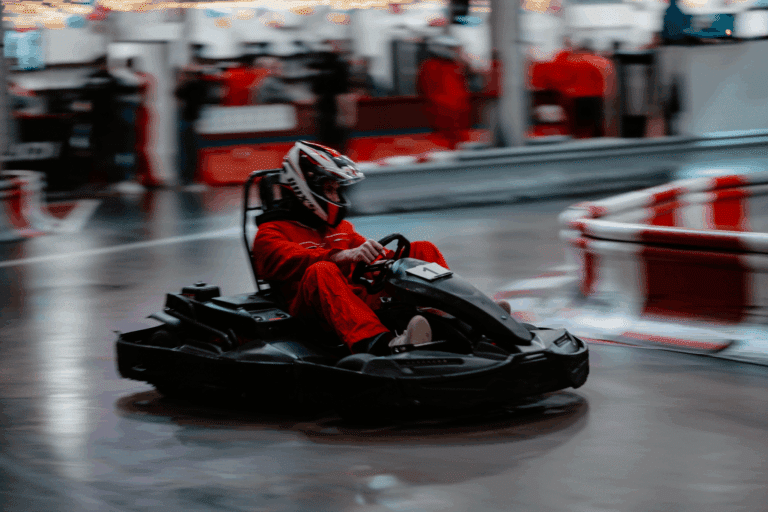Ein einzelnes Kart fährt in einer Kurve auf der Rennstrecke im Kartcenter Cologne beim Kartfahren Köln.